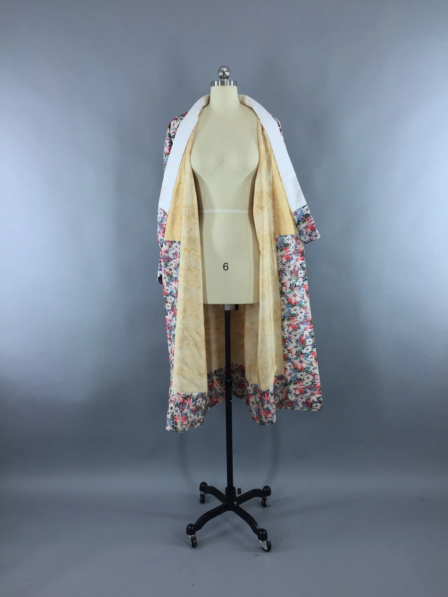 1950s Vintage Silk Kimono Robe with Pink Daisy Floral Print