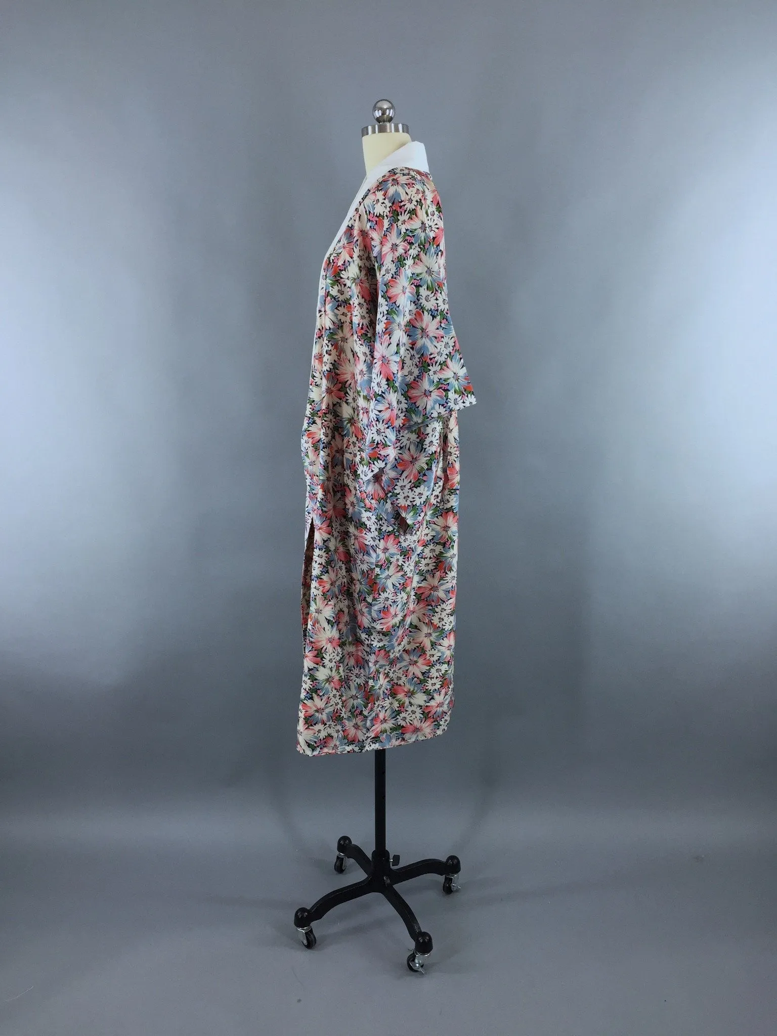 1950s Vintage Silk Kimono Robe with Pink Daisy Floral Print