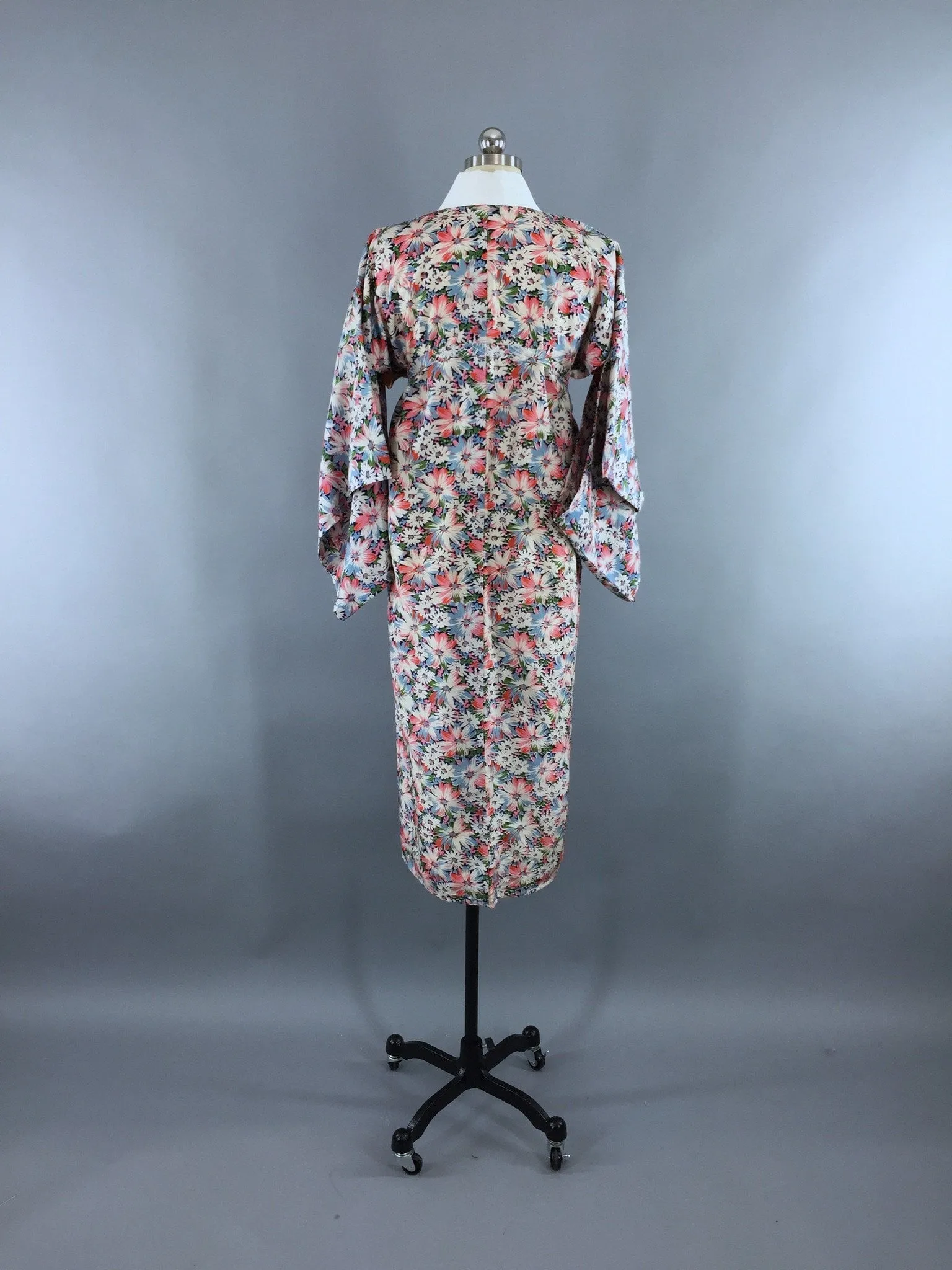 1950s Vintage Silk Kimono Robe with Pink Daisy Floral Print