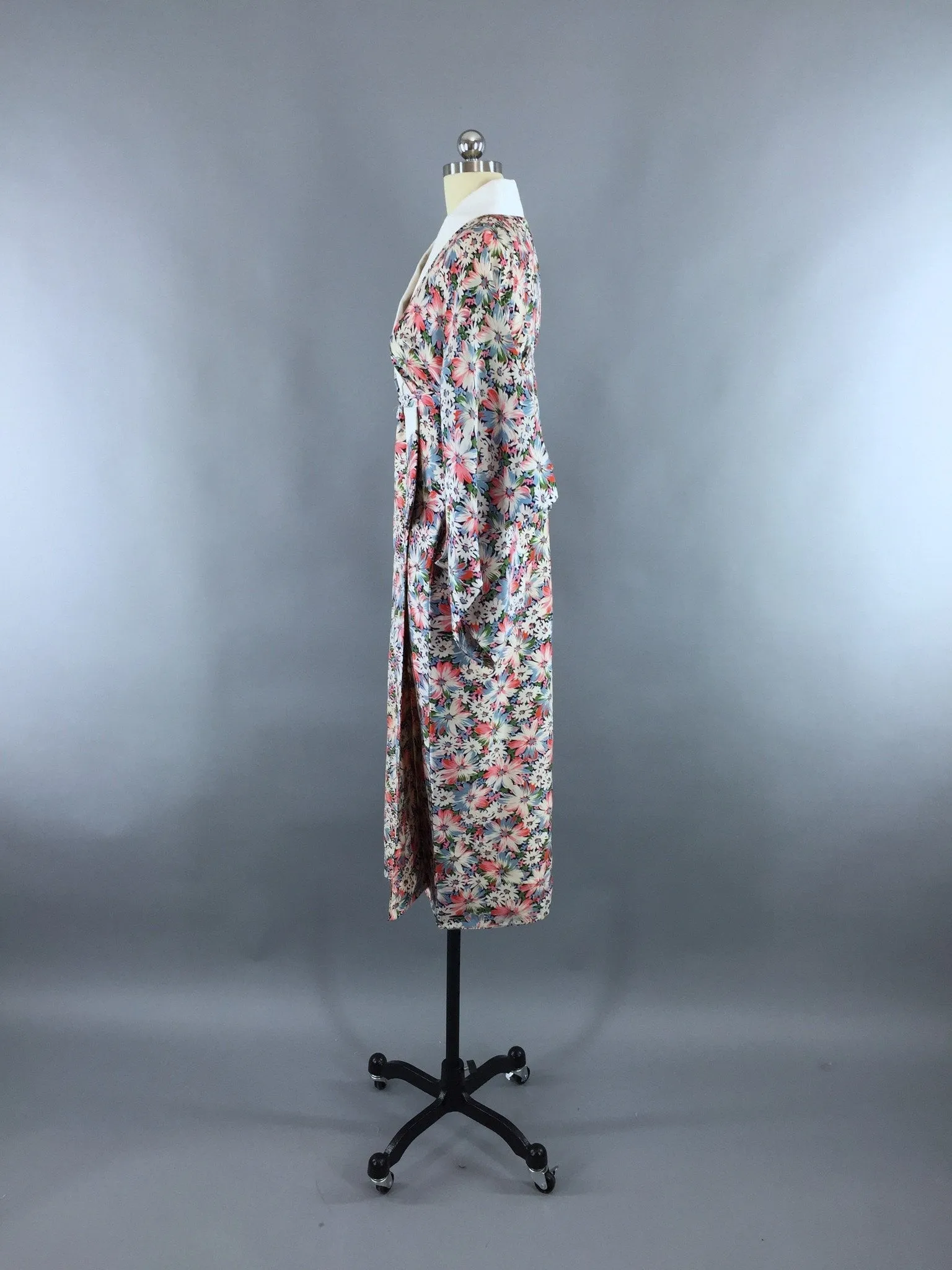 1950s Vintage Silk Kimono Robe with Pink Daisy Floral Print