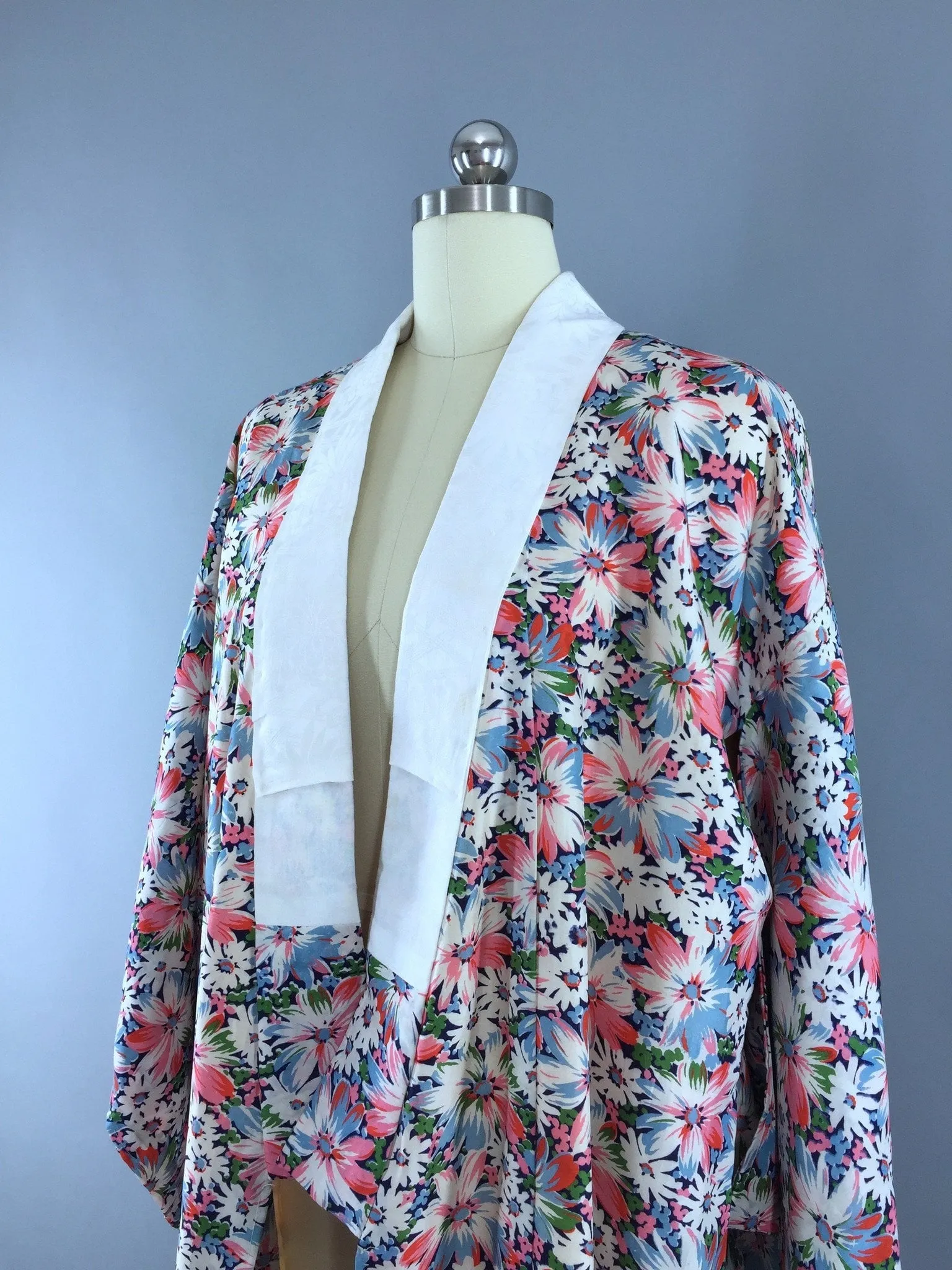 1950s Vintage Silk Kimono Robe with Pink Daisy Floral Print