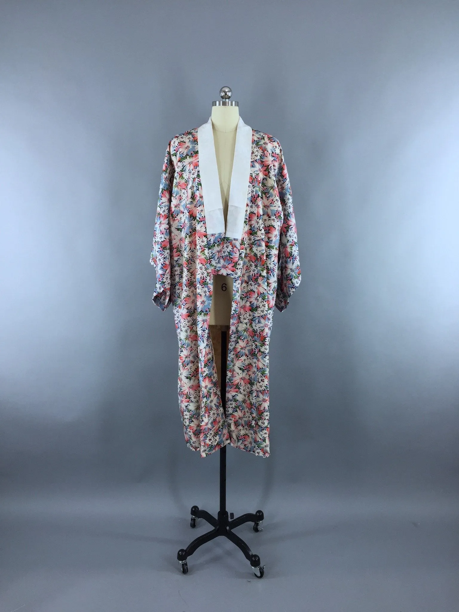 1950s Vintage Silk Kimono Robe with Pink Daisy Floral Print