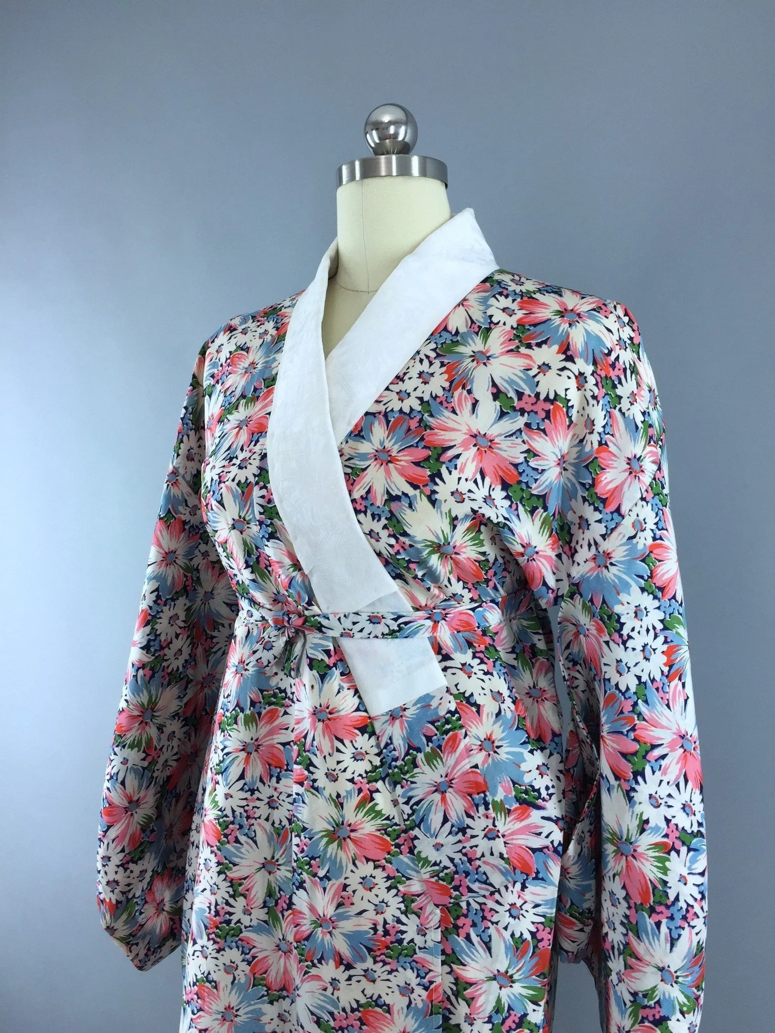 1950s Vintage Silk Kimono Robe with Pink Daisy Floral Print